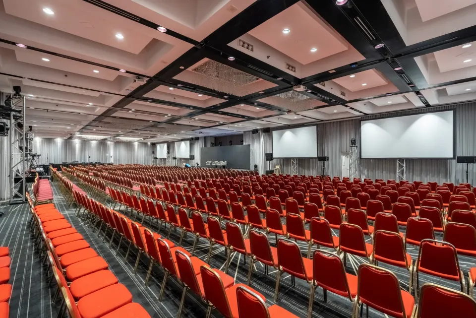 Wide view of a conference at Plaza Centre-Ville